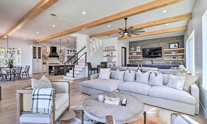 Granbury House | Elegant Lake Granbury Cliffside Home with Spa & Deck