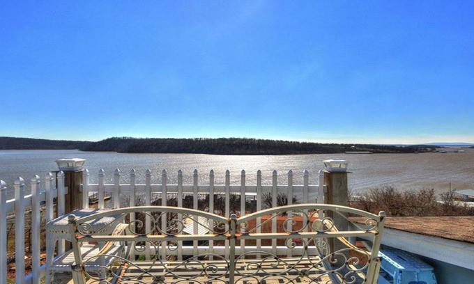 Texanna House | Serene Lake Retreat: Quick Access to Beaches & Boat Ramp