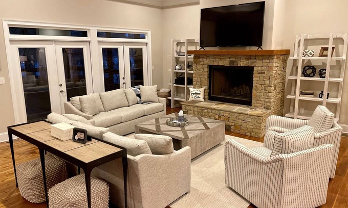 Gainesville House | Premier Lake Lanier Estate with Pool & Double Dock Access