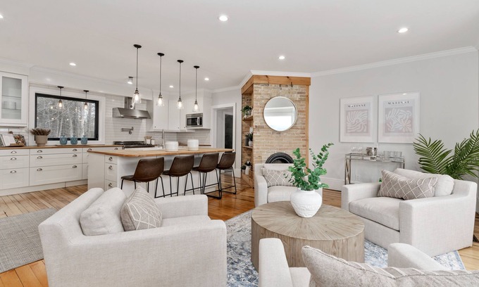 Oro-Medonte House | Elegant Retreat on Lake at House Shanty Bay - Pet Friendly