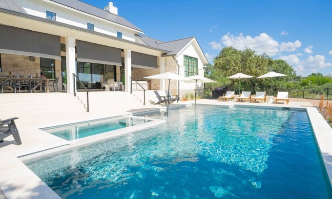 Naumanns Camp House | Luxury Lake Retreat w Pool & Spa
