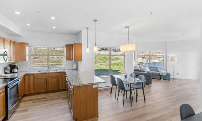 Central Okanagan Apartment | Luxury Lake View Condo in West Kelowna, 5 Star Resort with Pool, Hot Tub and Gym