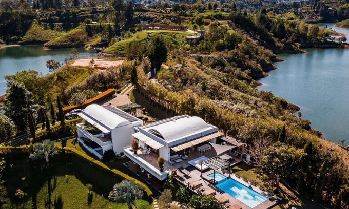 El Penol Villa | LUXURY LAKE VILLA GUATAPÉ