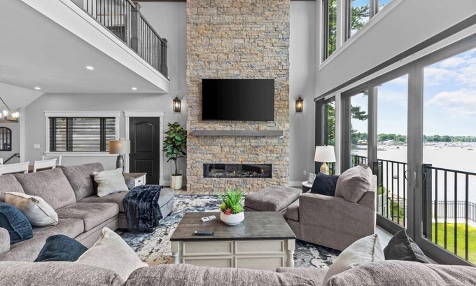 Colchester Villa | Luxury Lakefront 4BR w/Beach