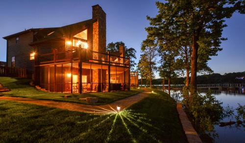 Lampe House | Scenic Lakefront Chalet Resort with Pools and Fun Amenities
