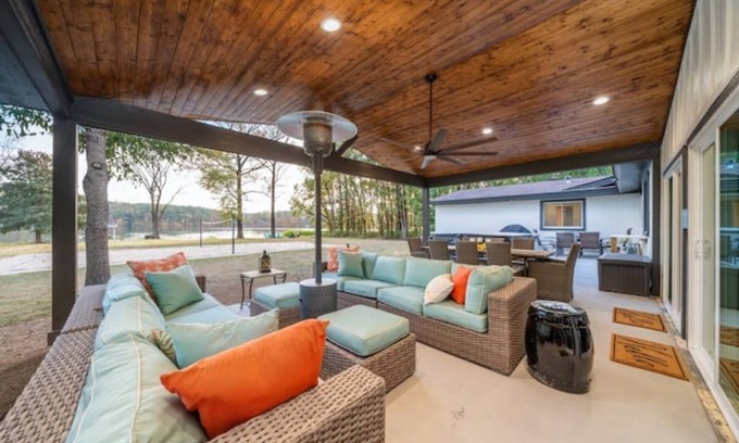 Jones Mills House | Family Fun with Lake Views and Spa Retreats Await You!