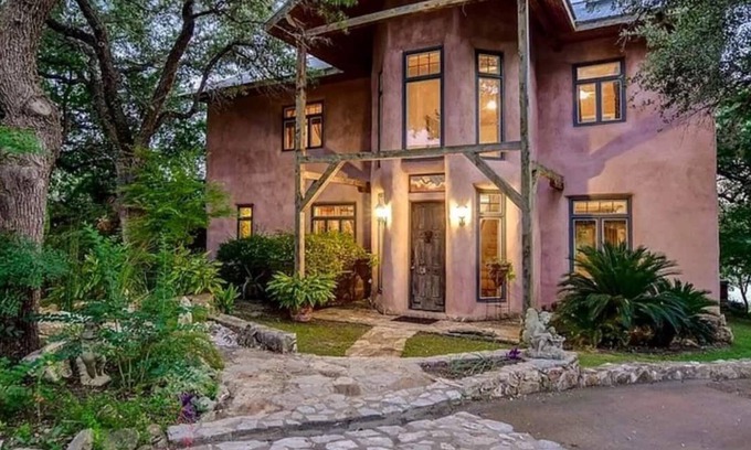 Spicewood Bed & Breakfast | Discover the Magical Lakefront Estate Featured on CBS