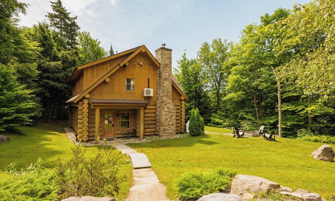 Fiddler Lake Resort Ski Chalet | Luxury lakefront Log Home Near St Sauveur with private hot tub