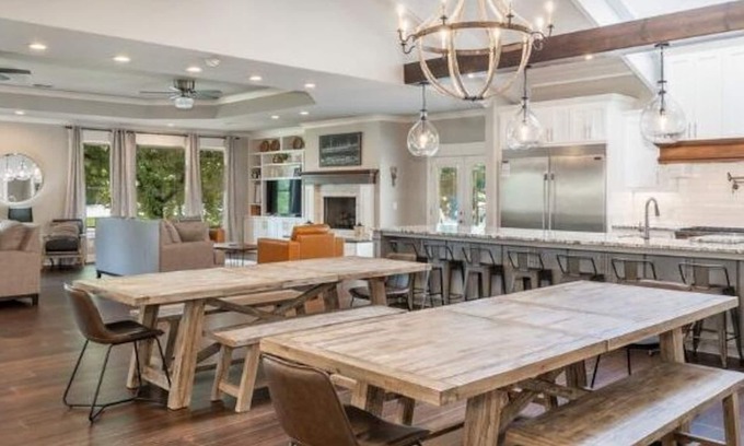 Mid America House | Premier Lakefront Lodge with Pool, Spa & 10/10 Ratings