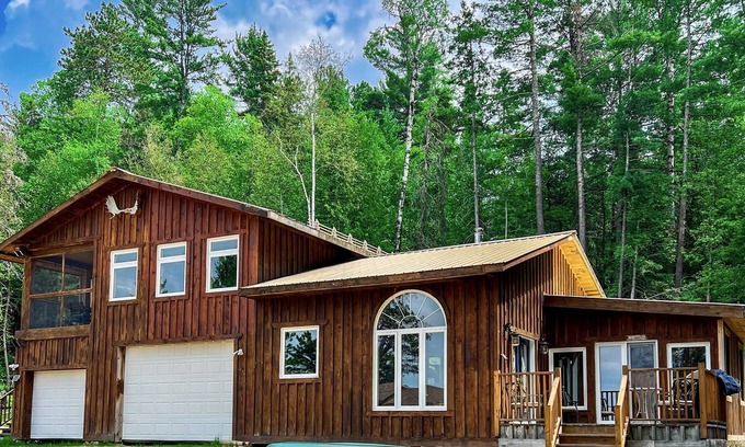 River Valley Ski Chalet | Luxury Lakefront Penthouse On Lake Obabika With Beaches And Campsites