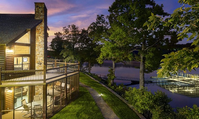 Lampe Ski Chalet | Elegant Lakefront Resort with Pools, Dock & Mini Golf