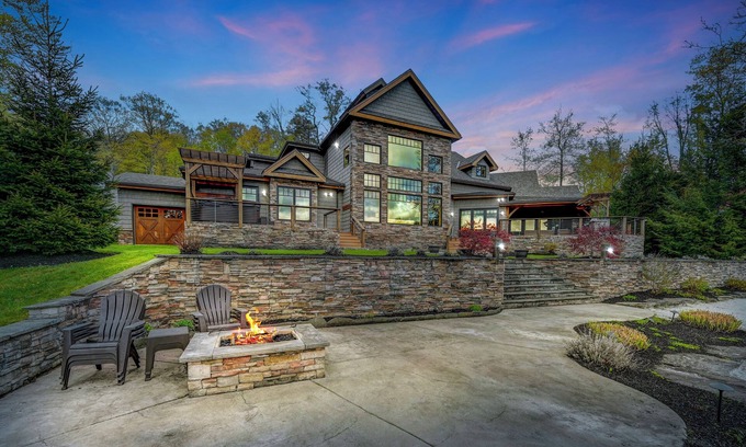 Montrose House | Premier Lakefront Cabin with Hot Tub, Gym & Kayaks