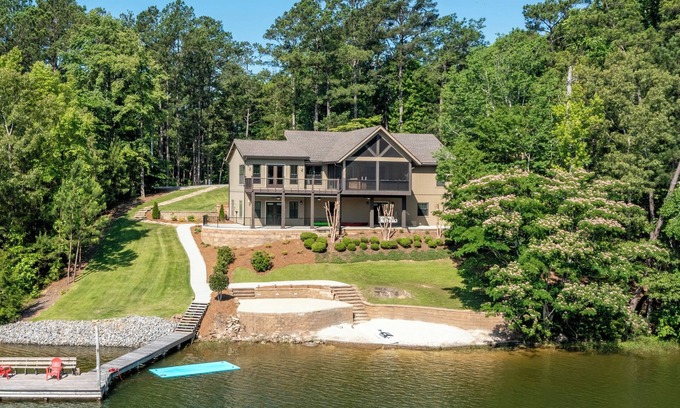 Jacksons' Gap House | Pet-Friendly Lakehouse Retreat with Stunning Views