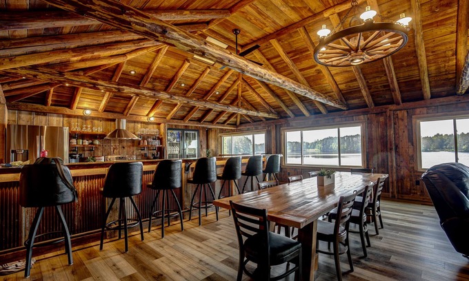 Tomahawk Cabin | Elegant Lakeside Lodge with Pool on Beautiful Somo Lake