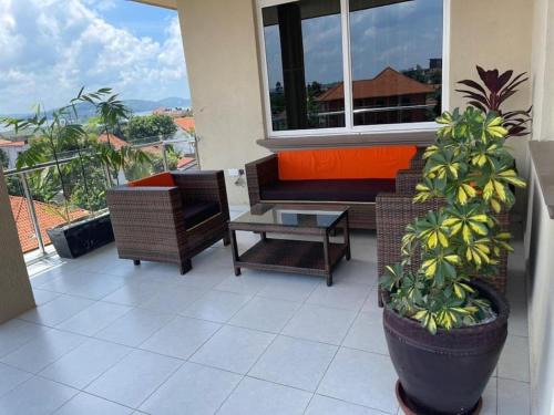 Kampala Apartment | Elegant Lakeview Penthouse Retreat in Munyonyo