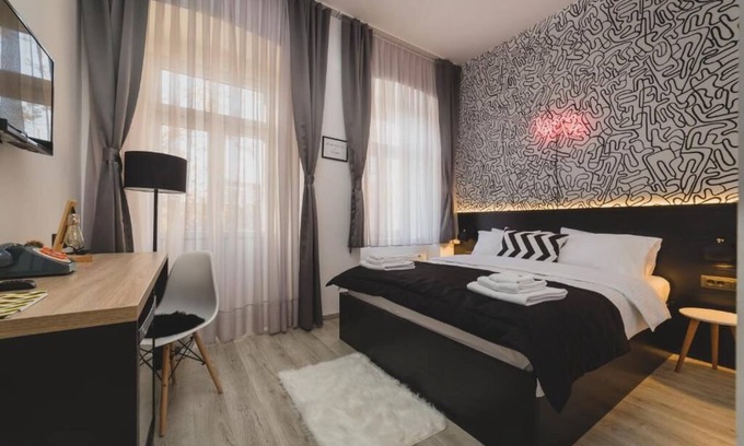 Downtown Hotel | Stylish BB Studio Apartment with Balcony & Breakfast
