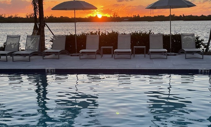 Palm Beach Condo | Elegant Studio with Oceanfront Views in Palm Beach Island