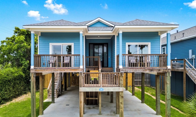 El Lago House | Luxury Living at Seabrook Escape with an Outdoor Oasis!