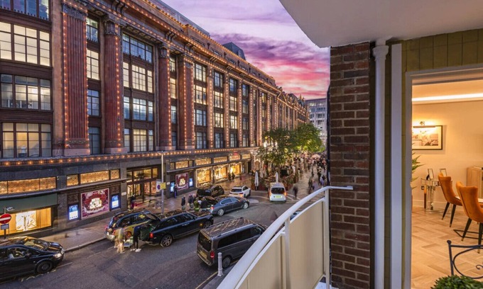 Knightsbridge Apartment | Unforgettable Views of Harrods with a Private Terrace