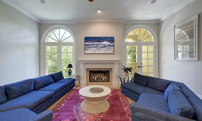 St. Tropez Condo | Elegant Retreat on Lake Austin: Pet-Friendly Furnished Rental