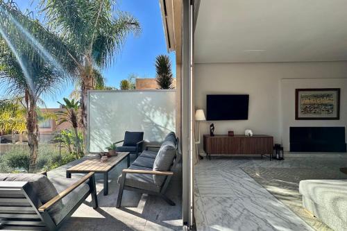 Annakhil Apartment | Experience Elegance with Poolside Ocean Views