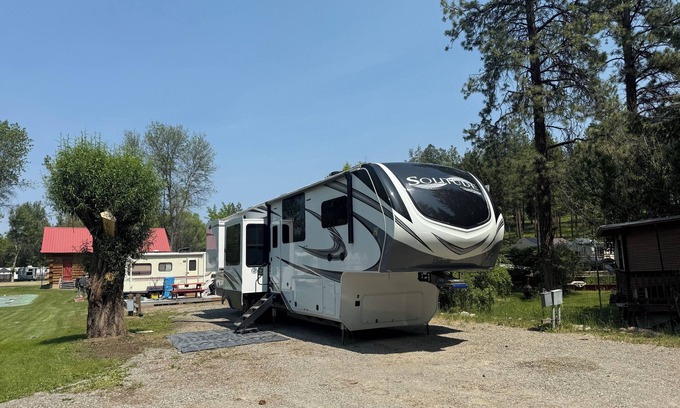 Rexford House | Luxury, Loaded, 39’ RV in Phenomenal Rexford with AC