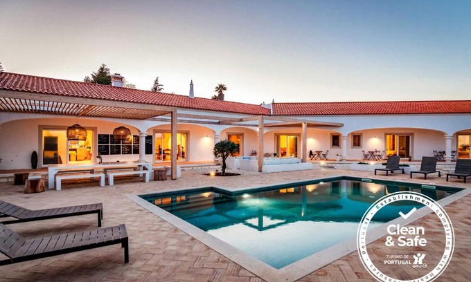Colinas Verdes Villa | Discover a Relaxing Lodge Near Lagos with Great Amenities