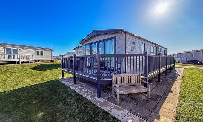 Hopton on Sea Cabin | Luxury lodge with stunning full sea views at Hopton ref 80010W