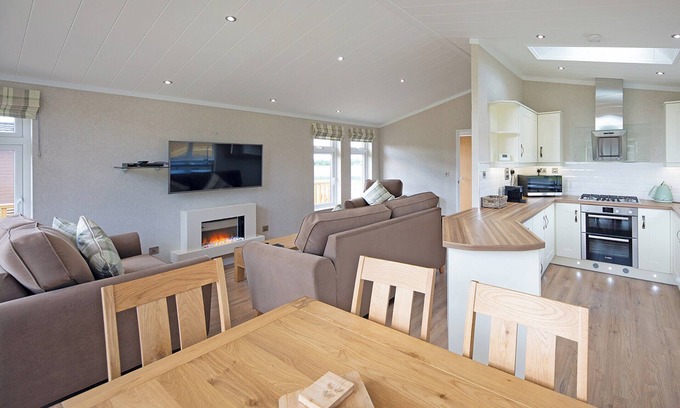 Diss Ski Chalet | New Luxury Lodge: Cozy Rooms & Relaxing Spa Amenities