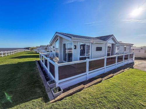 Hopton on Sea Cabin | Premier Lodge with Sea Views at Hopton Haven Park