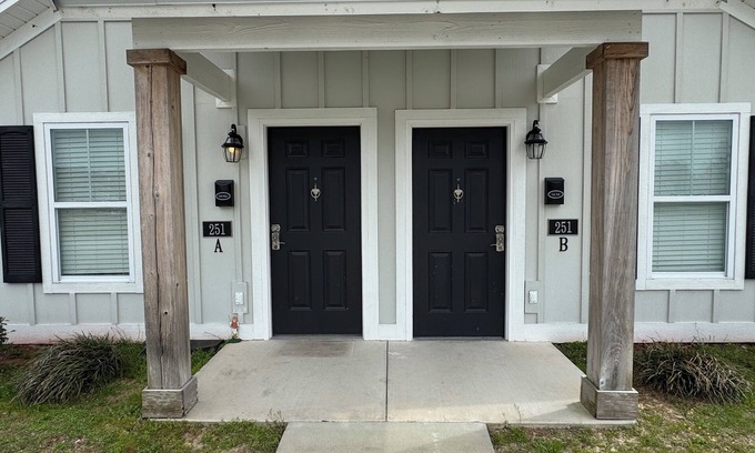 Elizabethtown Resort | Luxury Lodging, Lakefront View, 2 Queen Bed w/Private Bath, Private Patio.