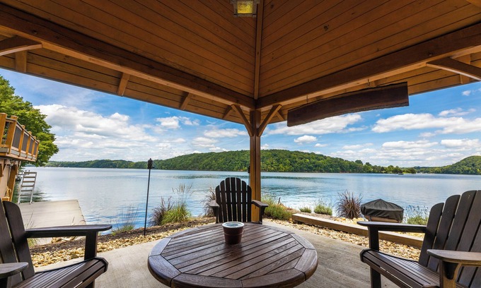 Ingles House | Luxury Lodging on Claytor Lake