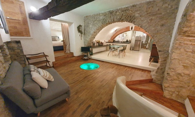 Arcola Apartment | Stylish Loft "Il vecchio Frantoio" Near Beautiful Beaches