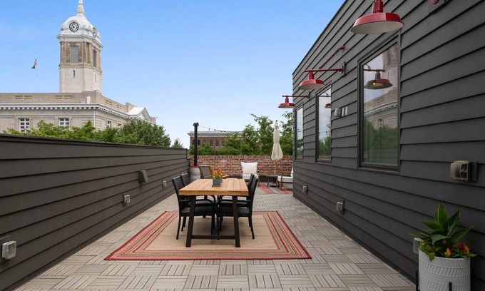 Downtown Apartment | Pet-Friendly Loft in Downtown Columbia with Rooftop Terrace