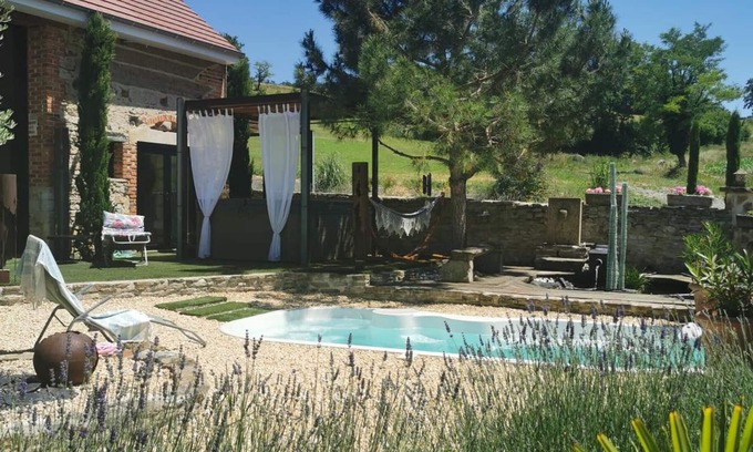 Cognat-Lyonne Cottage | Comfortable Gite Cognat-Lyonne with Pool and Spa Access