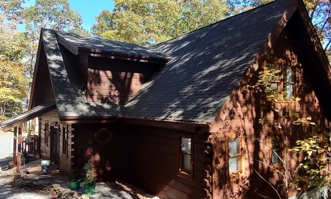 Townsend Cabin | Nature Retreat: Pet-Friendly Log Cabin with Breathtaking Views