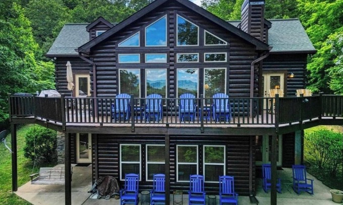 Hayesville House | Experience a Log Cabin Retreat Near Lake Chatuge