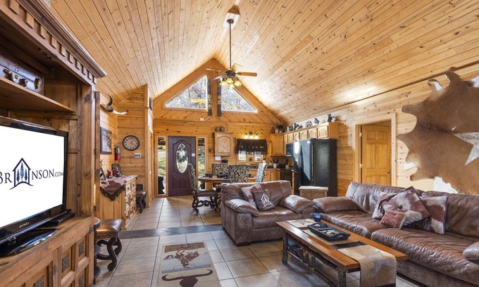 Branson Cedars Cabin | Inviting Log Cabin Retreat with Hot Tub & Game Areas