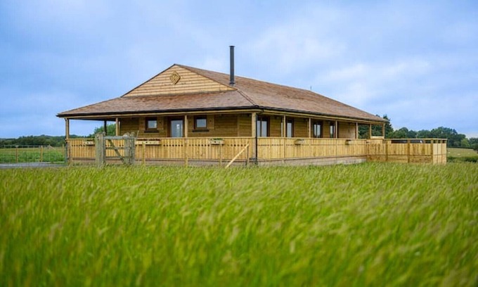 Stone in Oxney Cabin | Relaxing Log Cabin Retreat with Hot Tub & Pet-Friendly Space