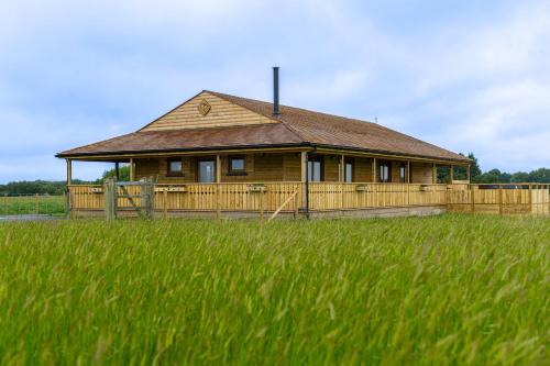 Stone in Oxney Apartment | Exquisite Log Cabin Retreat with Hot Tub & 10/10 Ratings