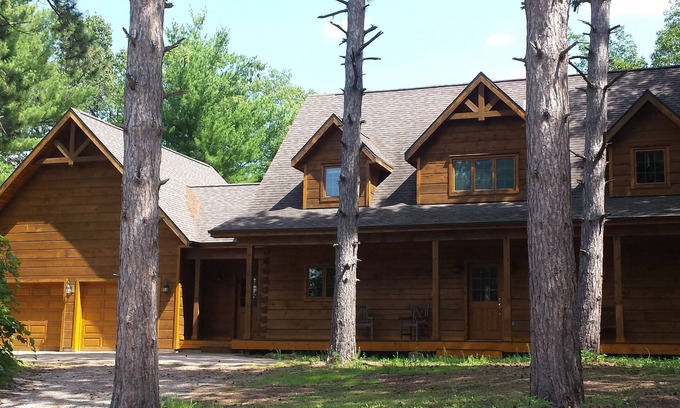 King Cabin | Elegant Log Home with Private Dock on Chain O' Lakes