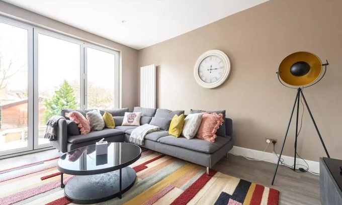 Golders Green Apartment | Elegant London Garden Flat with Spa & Breakfast Included