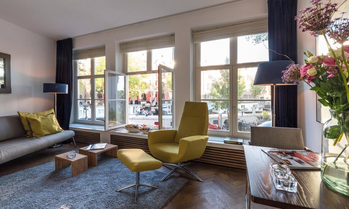 Grachtengordel-West Apartment | Elegant Long Stay Apartment with Canal View in Amsterdam