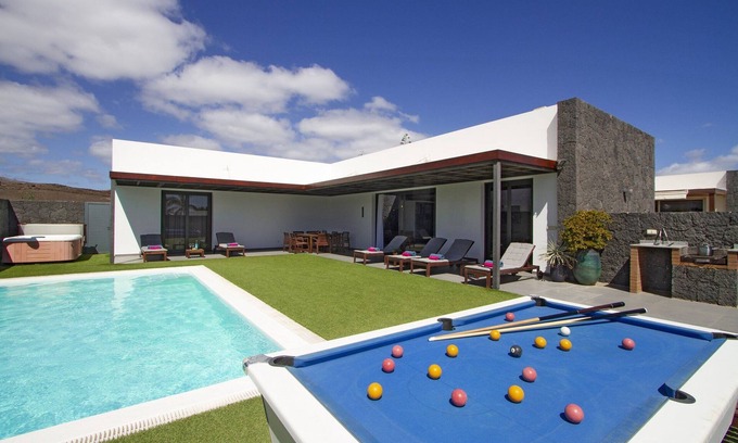 Los Mojones Villa | Premier Villa Los Mojones: Heated Pool & Steps to Old Town