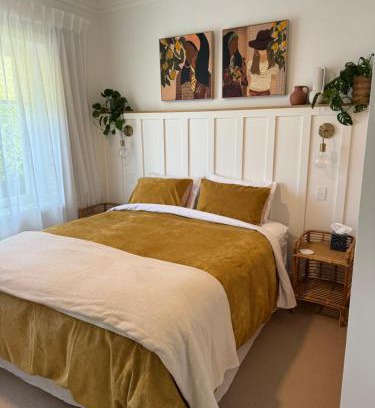 Hastings House | Elegant Magnolia Bungalow with Hot Tub & 10/10 Guest Rating