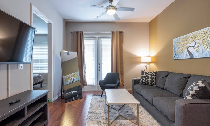 Texas Medical Center Condo | Delightful Med Center King-Sized Condo with Pool Access