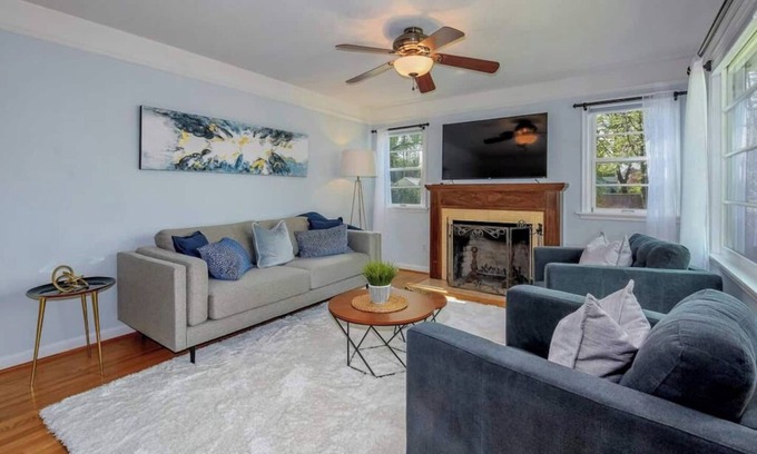Lincoln House | Elegant King Beds & 2 Living Rooms in DT Neighborhood