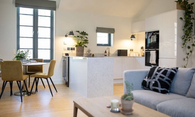 Kelvinbridge House | Elegant Mews Cottage in Park District, Glasgow - 10/10 Rating