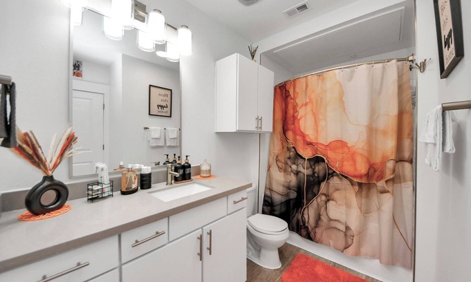 Midtown Apartment | Luxury Midtown Studio w/75” Smart TV, Weekly Cleanings – No Cleaning Fee!