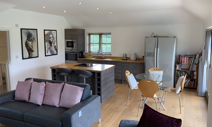 Saintbury Cottage | Modern Hotel Near Stratford with Pool & Ocean Views